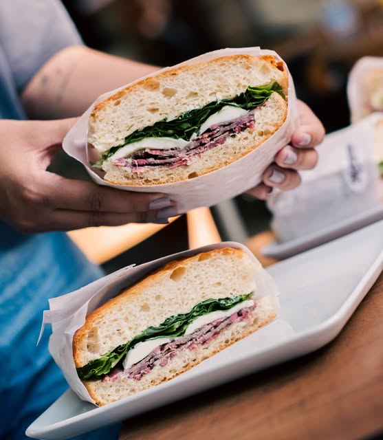 Mangiare'nin brisket, mozzarella ve taze yeşilliklerle hazırladığı sandviç